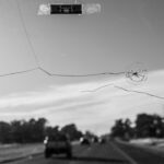 Prasklina na skle uprostřed cesty: co dělat hned a kdy už je na řadě servis