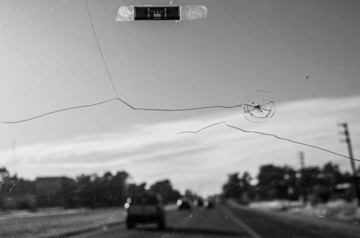 Prasklina na skle uprostřed cesty: co dělat hned a kdy už je na řadě servis